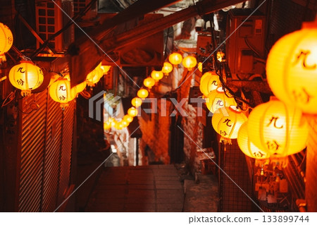 紅燈籠照亮了石階。九份迷人的夜景,令人懷念。 紅燈籠照亮了石階。九份迷人的夜景,令人懷念。 133899744