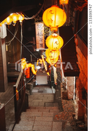 紅燈籠照亮了石階。九份迷人的夜景，令人懷念。 133899747