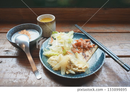 台灣人早餐的必備佳餚：熱騰騰、營養豐富的粥（粥）和各種小吃。 133899895