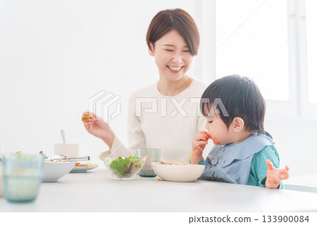 一個孩子用手吃飯 一個孩子用手吃飯 133900084