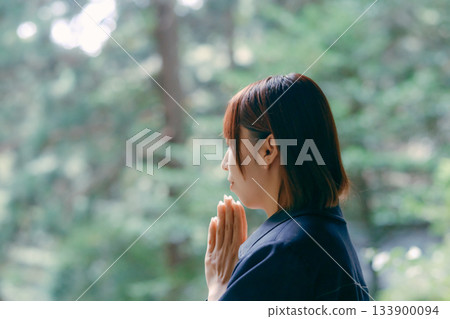 年輕女子正在做禮拜的場景 年輕女子正在做禮拜的場景 133900094