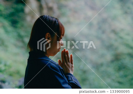 A scene of a young woman worshiping 133900095