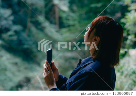 年輕女子正在做禮拜的場景 133900097