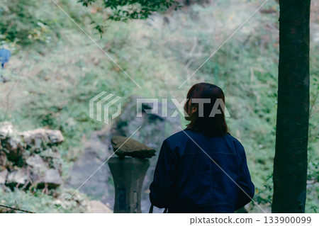 年輕女子正在做禮拜的場景 133900099