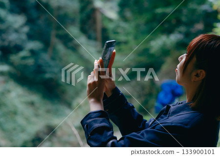 年輕女子正在做禮拜的場景 133900101