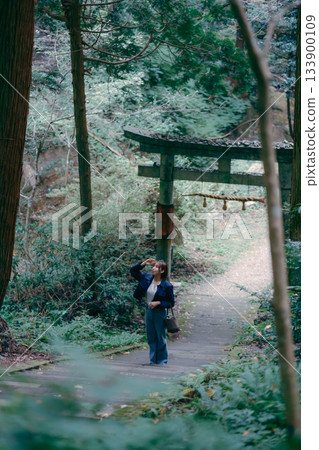 年輕女子正在做禮拜的場景 133900109