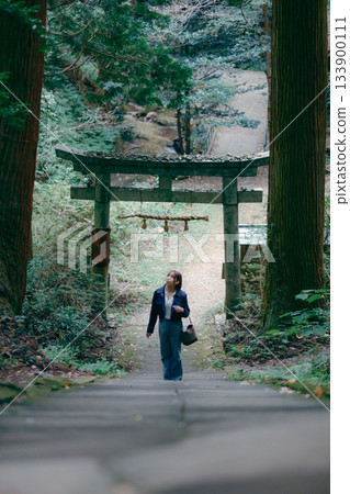 年輕女子正在做禮拜的場景 133900111