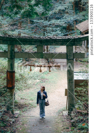 年輕女子正在做禮拜的場景 133900116