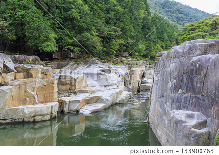 長野縣上松町根座之谷:一個被茂密森林和清澈溪流環繞的美麗岩石山谷 長野縣上松町根座之谷:一個被茂密森林和清澈溪流環繞的美麗岩石山谷 133900763