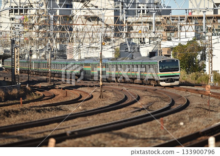 一列行駛在戶塚和大船之間的列車沿途風光。 133900796