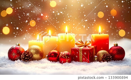 聖誕禮物在燭光和飄雪的背景下，構成了美麗的背景。 133900894