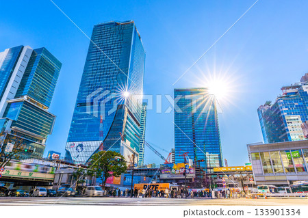 日本東京城市景觀：銀座線和山手線。十二月…摩天大樓和三座閃耀的「澀谷鑽石」…新時代的希望之光 133901334