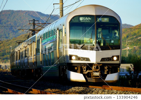 海洋班輪快車駛過清澈的光線 133904246