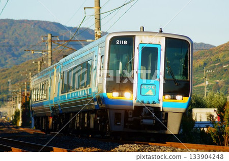 2000系石鞅特快列車沐浴在晨曦之中 2000系石鞅特快列車沐浴在晨曦之中 133904248