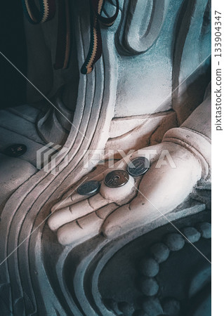 Money in the hands of the Great Buddha 133904347