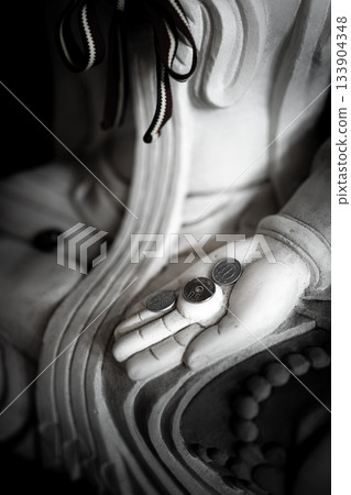 Money in the hands of the Great Buddha 133904348