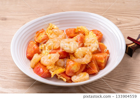 Stir-fried shrimp and tomato with mayonnaise 133904559