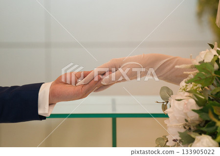 婚禮儀式上的一個場景：伸出手 133905022