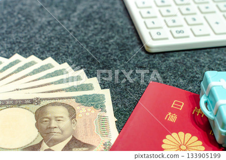 旅行照片顯示了護照和旅行準備所需的現金 旅行照片顯示了護照和旅行準備所需的現金 133905199