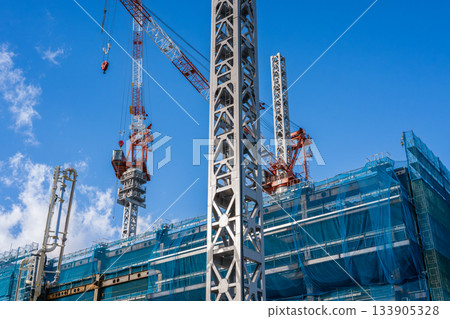 Tower crane mast (pillar) and construction site 133905328