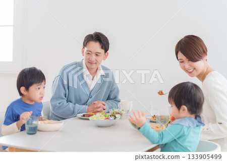 一家人吃飯 133905499