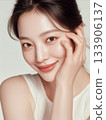 一張豎幅美女肖像，描繪了一位肌膚如玉的美麗女子，她面帶微笑，一隻手輕撫著臉頰。 133906137
