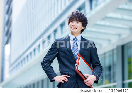 穿著西裝的年輕人 133906573
