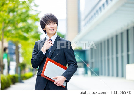 穿著西裝的年輕人 133906578