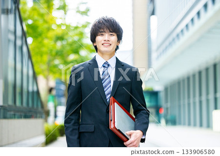 穿著西裝的年輕人 133906580