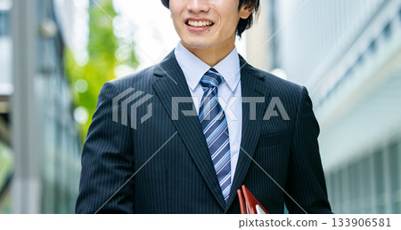 穿著西裝的年輕人 133906581