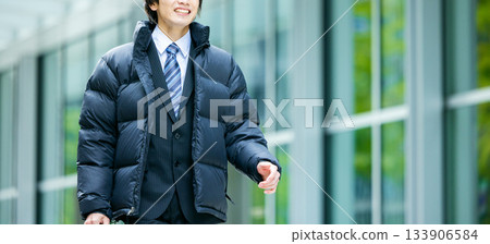 一位面帶微笑的商務人士身穿羽絨服 133906584