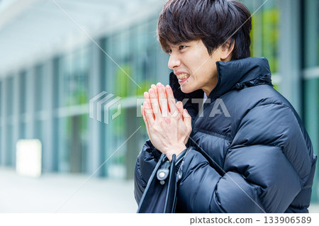 一位面帶微笑的商務人士身穿羽絨服 133906589