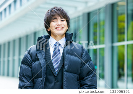 一位面帶微笑的商務人士身穿羽絨服 133906591