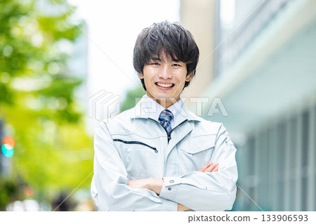 在武器工作的工人 133906593