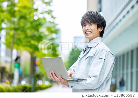 一個年輕人穿著工作服 133906598