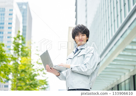 A young man wearing work clothes 133906610