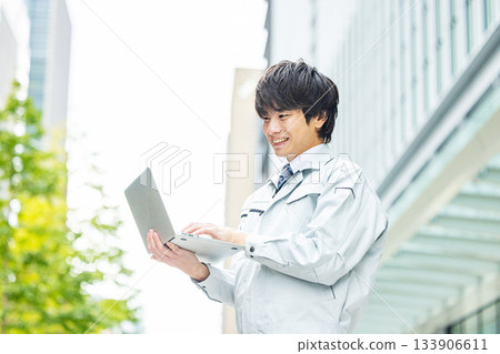 A young man wearing work clothes 133906611