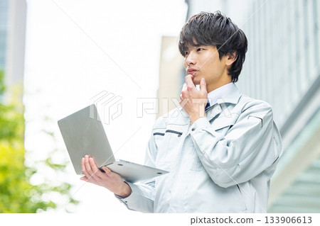 一個年輕人穿著工作服 133906613