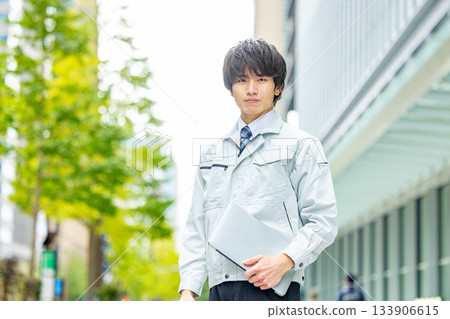 一位年輕的工程師 133906615