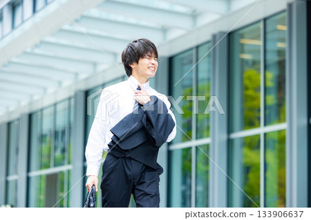一位年輕商務人士穿著襯衫的照片 一位年輕商務人士穿著襯衫的照片 133906637