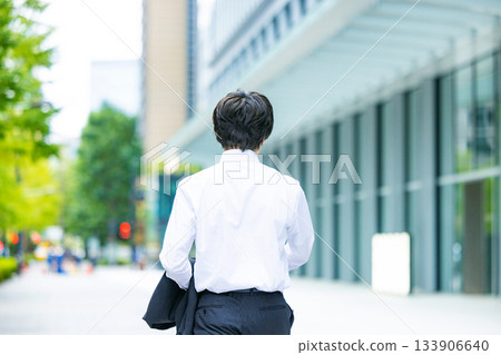 一位年輕商務人士穿著襯衫的照片 133906640