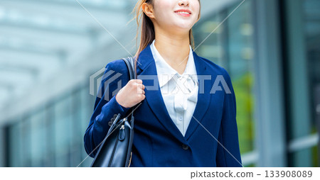 Young business woman commuting to work 133908089