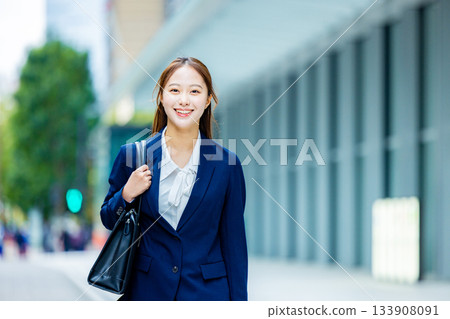 通勤工作的年輕女商人 133908091