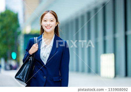通勤工作的年輕女商人 133908092