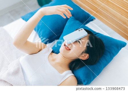 一名女子睡著後，手機掉在了臉上。 133908473