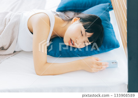 一個用智能手機睡著的女人 133908589