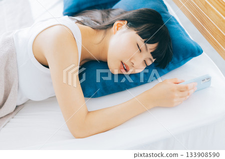 一個用智能手機睡著的女人 133908590