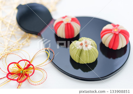 New Year's Japanese sweets "New Year's Temari" and "Matsu" New Year's Japanese sweets "New Year's Temari" and "Matsu" 133908851