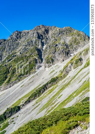 從北穗高山南脊眺望奧穗高山。攀登北阿爾卑斯山脈的北穗高山 從北穗高山南脊眺望奧穗高山。攀登北阿爾卑斯山脈的北穗高山 133908873