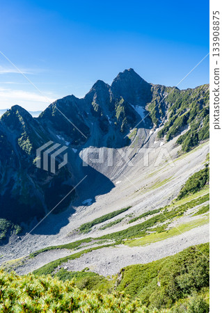從北穗高岳南脊眺望前穗高岳和唐澤冰斗。攀登北阿爾卑斯山脈的北穗高岳。 從北穗高岳南脊眺望前穗高岳和唐澤冰斗。攀登北阿爾卑斯山脈的北穗高岳。 133908875